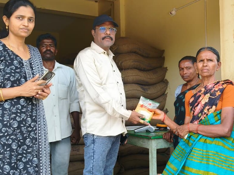 చౌక ధరల దుకాణాలను తనిఖీ చేసిన ఆర్డీవో