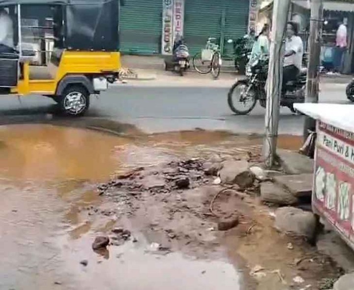 పైప్ లైన్ పగిలి వృథాగా తాగునీరు