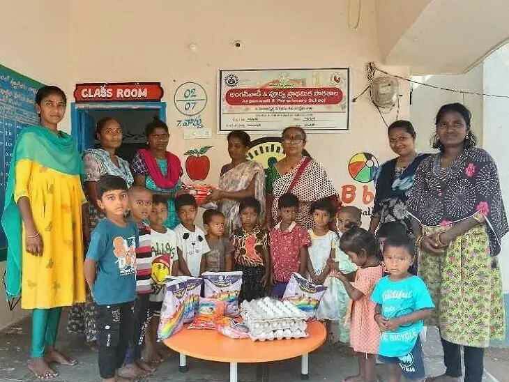 అంగన్వాడీ కేంద్రంలో బాలామృతం చేసిన సర్పంచ్