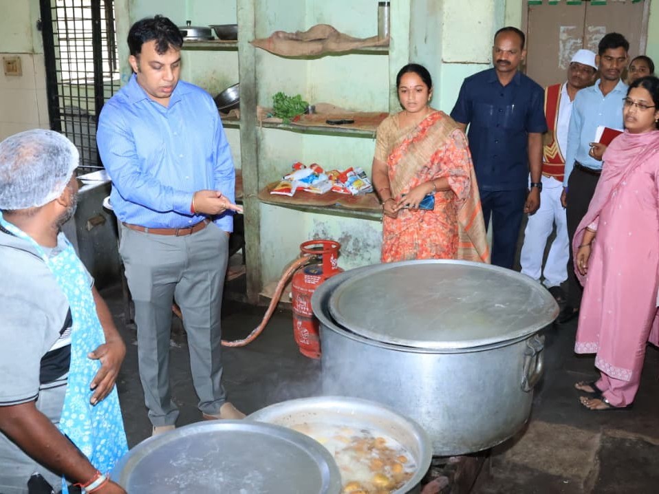 బాలికల పాఠశాలను ఆకస్మికంగా తనిఖీ చేసిన కలెక్టర్