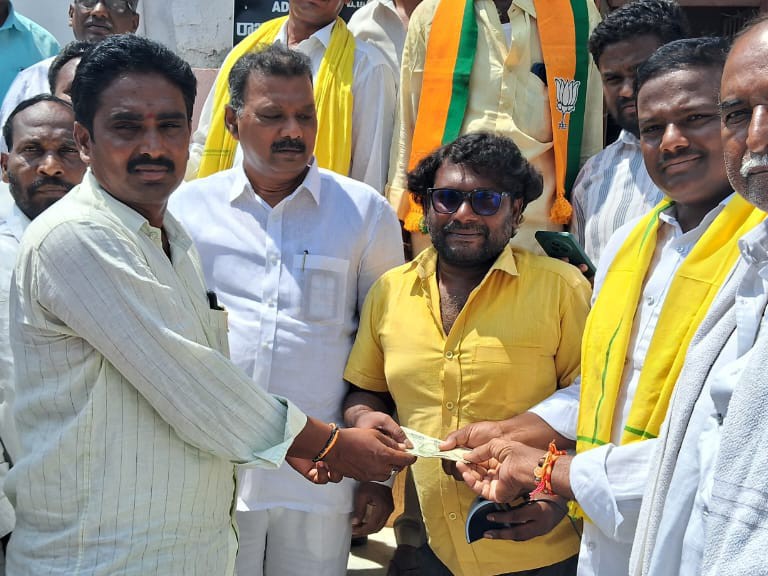 పించన్ల పంపిణీ కార్యక్రమంలో పాల్గొన్న ఎమ్మెల్యే