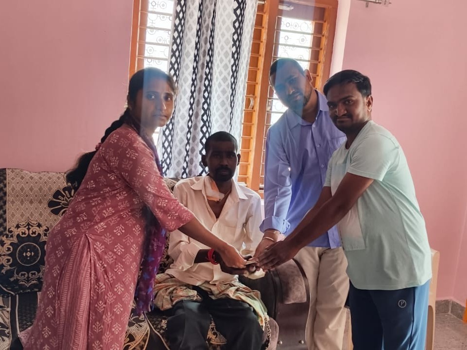 డయాలసిస్‌తో బాధితునికి పింఛన్ పంపిణీ