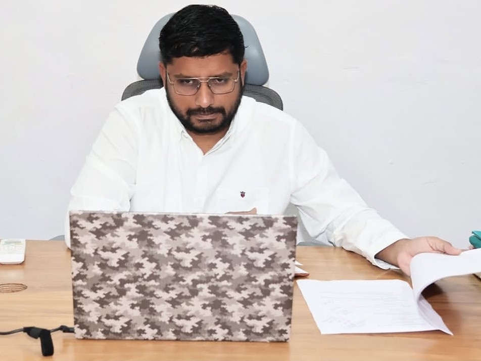 ప్రజా పాలనపై అధికారులతో కలెక్టర్ సమీక్ష