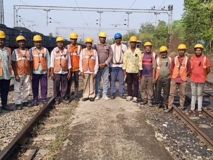 నల్ల బ్యాడ్జీలు ధరించి విధులకు హాజరైన కార్మికులు