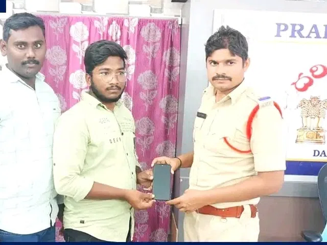 చోరికి గురైన ఫోన్.. గంటలోనే బాధితుడికి అందజేత