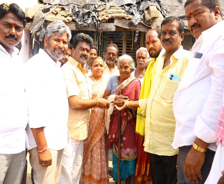 కొరపాంలో ఎన్టీఆర్ పింఛన్లు పంపిణీ