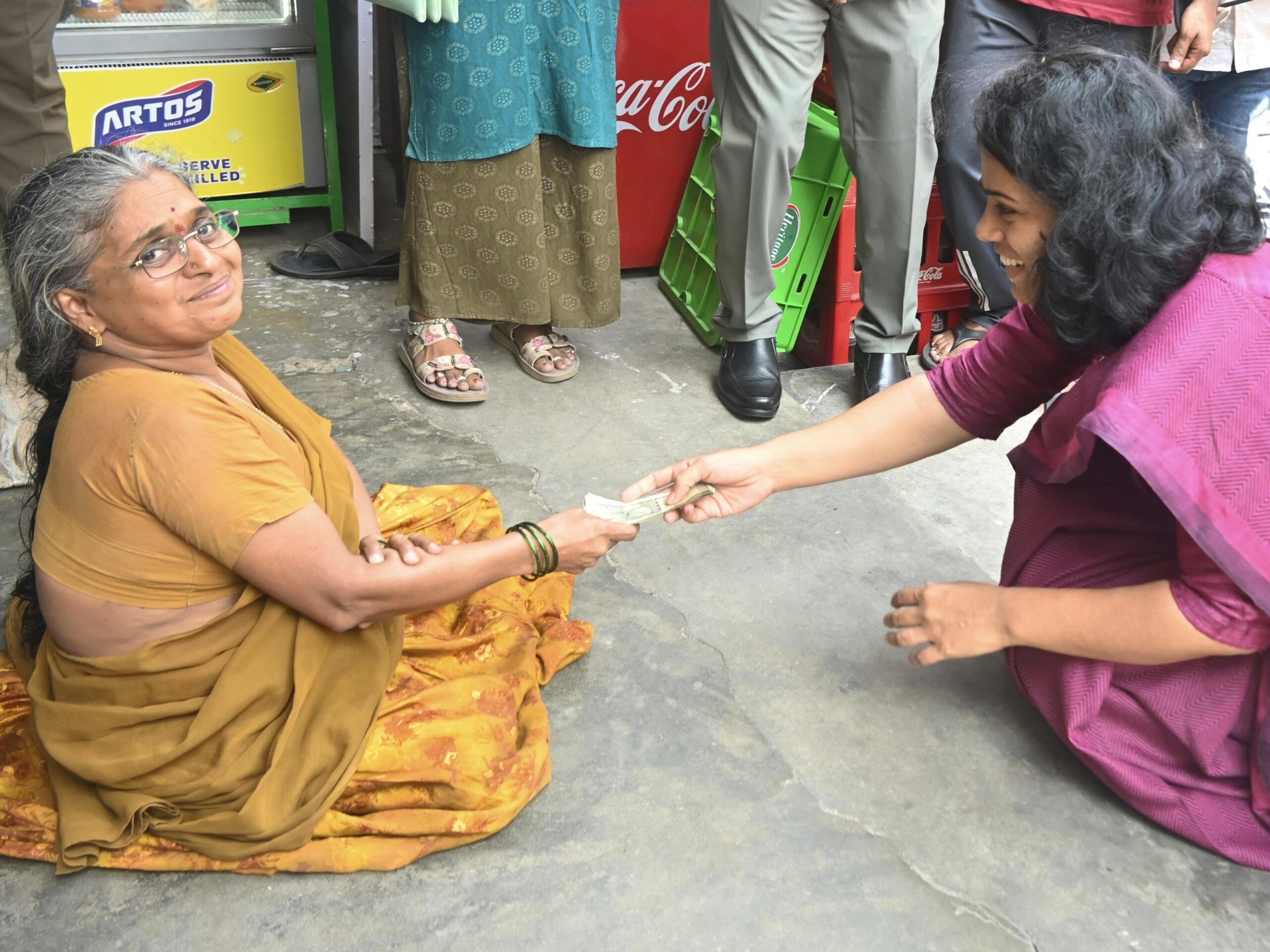 పింఛన్ పంపిణీ ప్రక్రియను తనిఖీ చేసిన కలెక్టర్