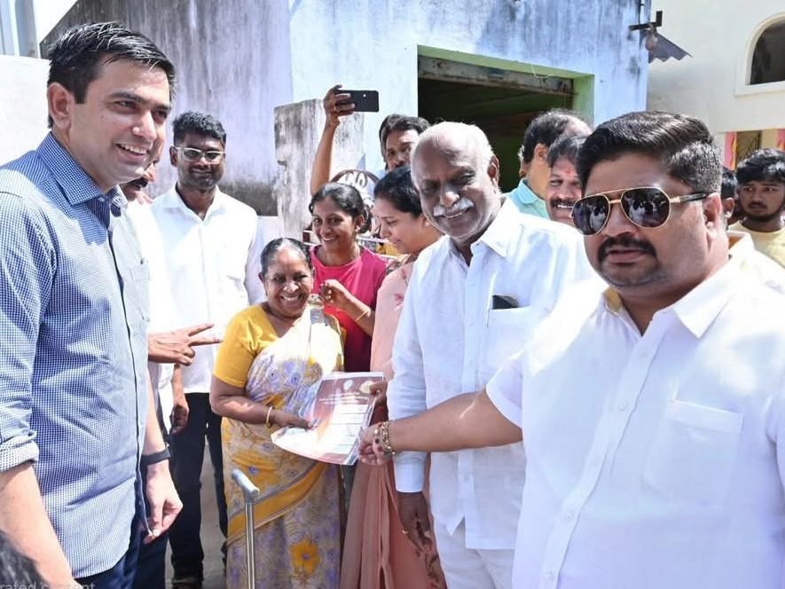 పింఛన్ల పంపిణీలో కలెక్టర్, ఎమ్మెల్యే