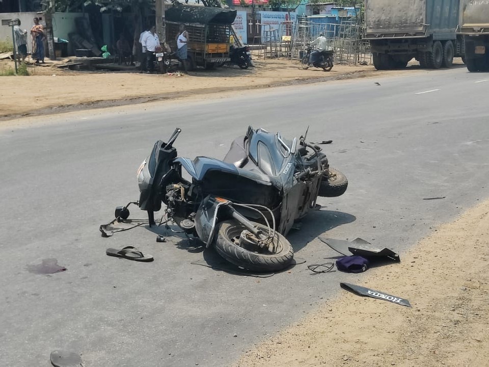 స్కూటీనీ ఢీ కొట్టిన కారు.. ముగ్గురికి గాయాలు