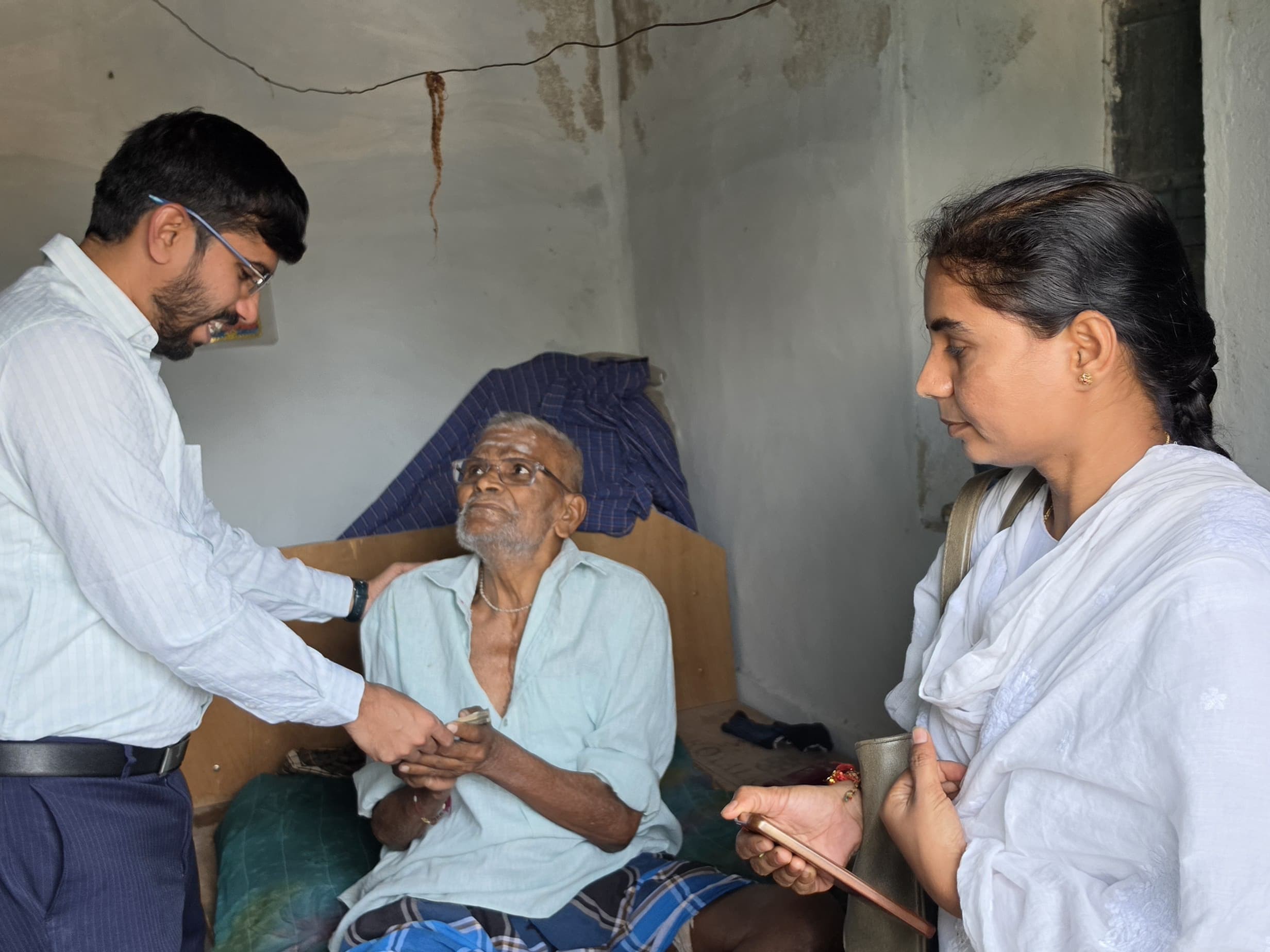 పింఛన్లను పంపిణీ చేసిన కలెక్టర్