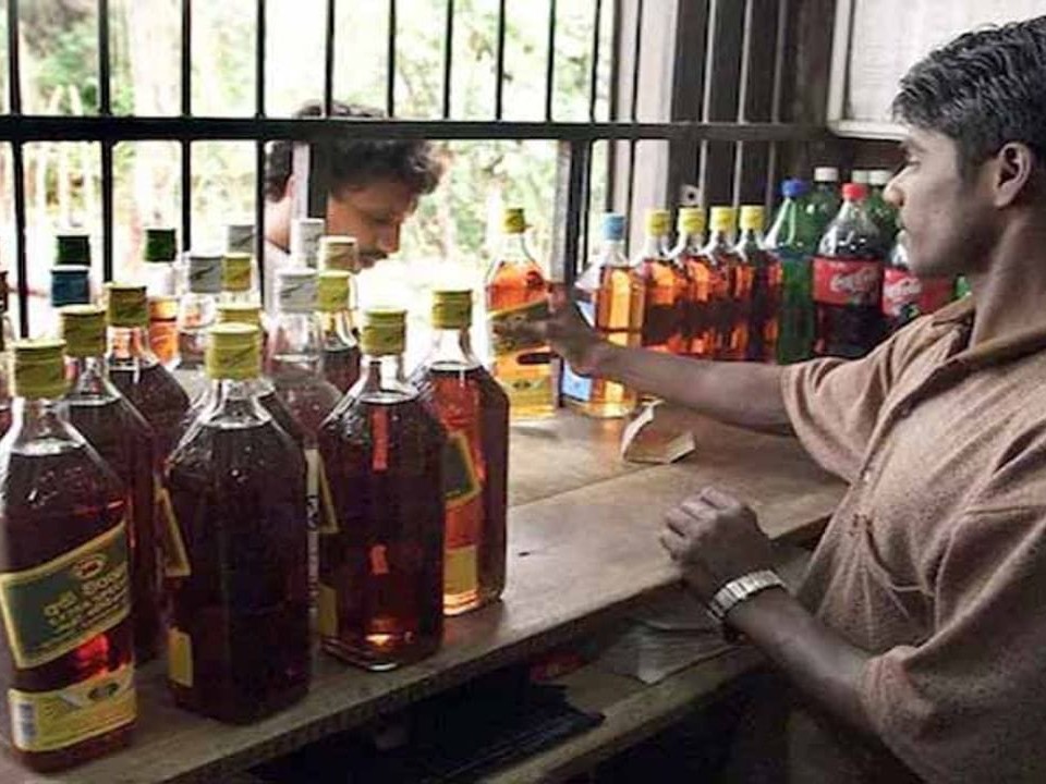 రికార్డు స్థాయిలో మద్యం విక్రయాలు.!