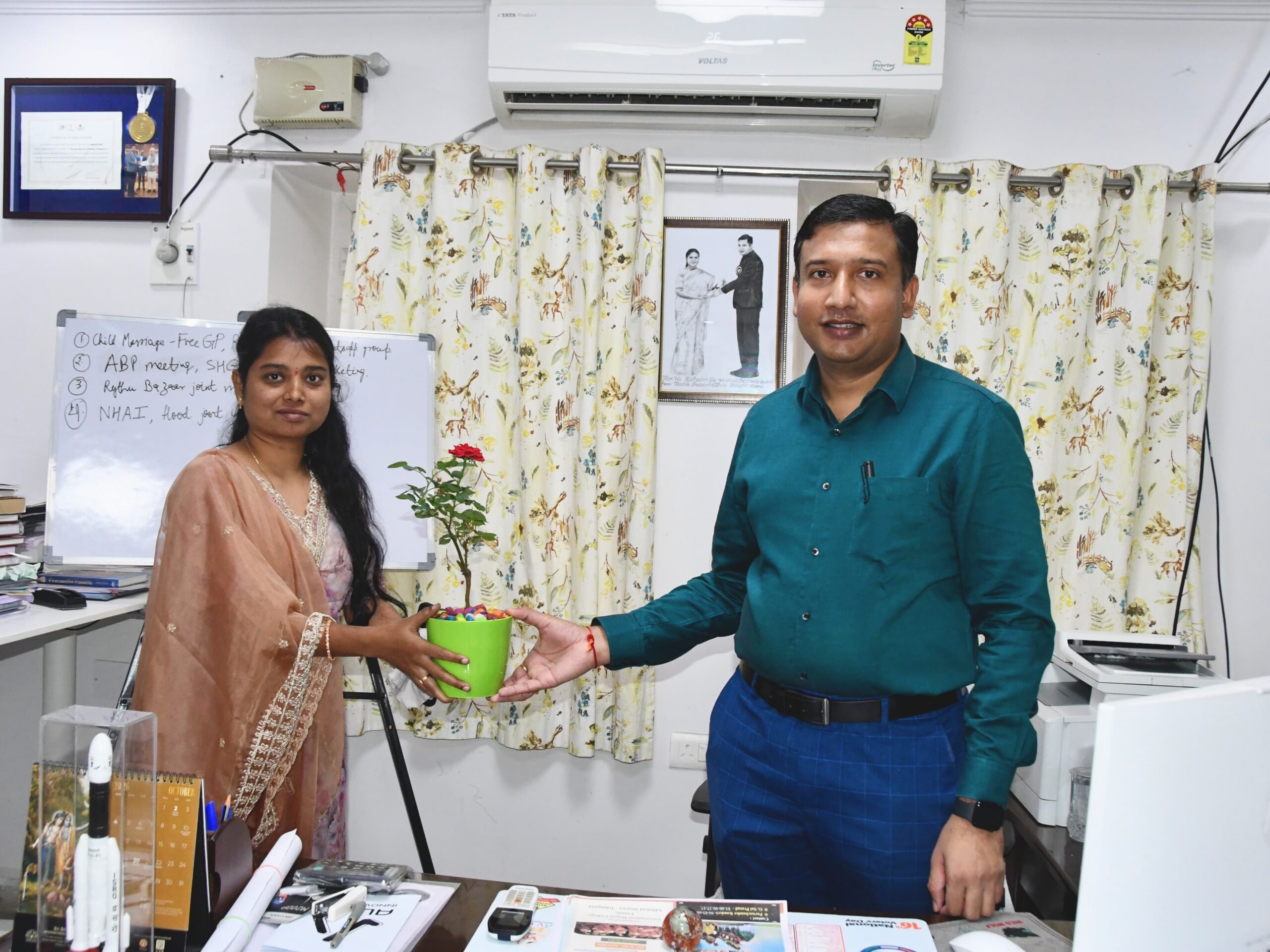 కలెక్టర్ రాజర్షి షాను కలిసిన ధారావత్ సోనియా