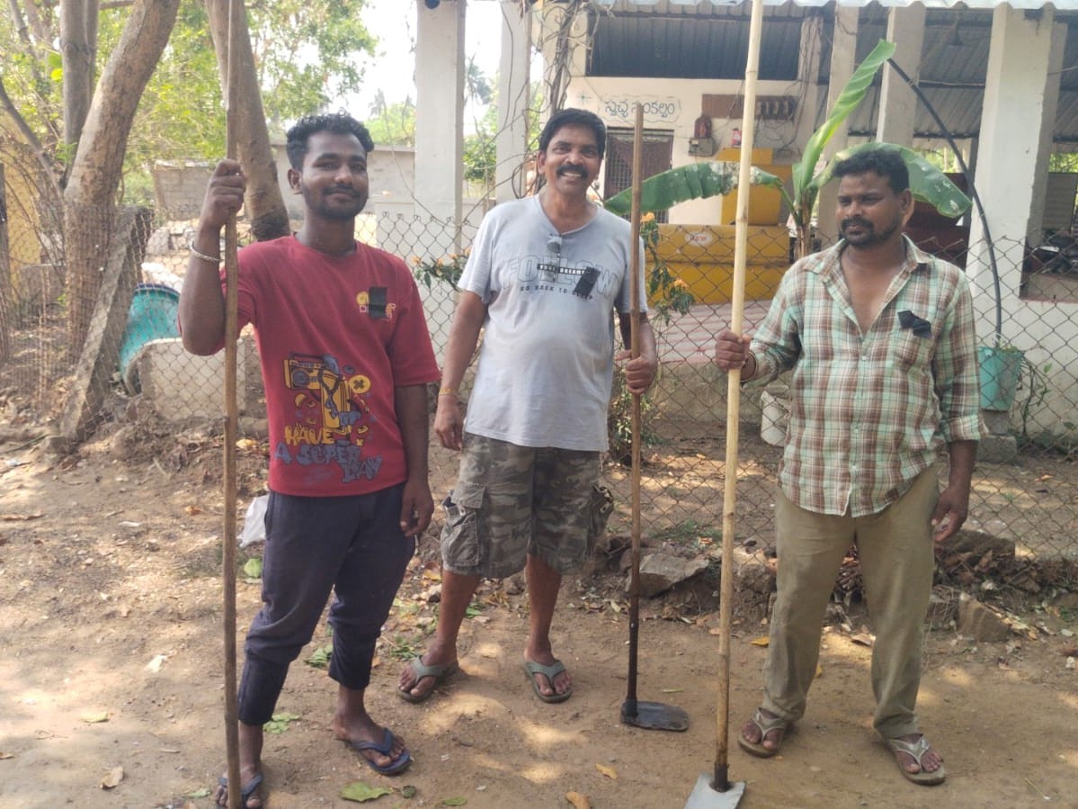 నల్ల బ్యాడ్జీలు ధరించి విధులు చేపట్టిన కార్మికులు