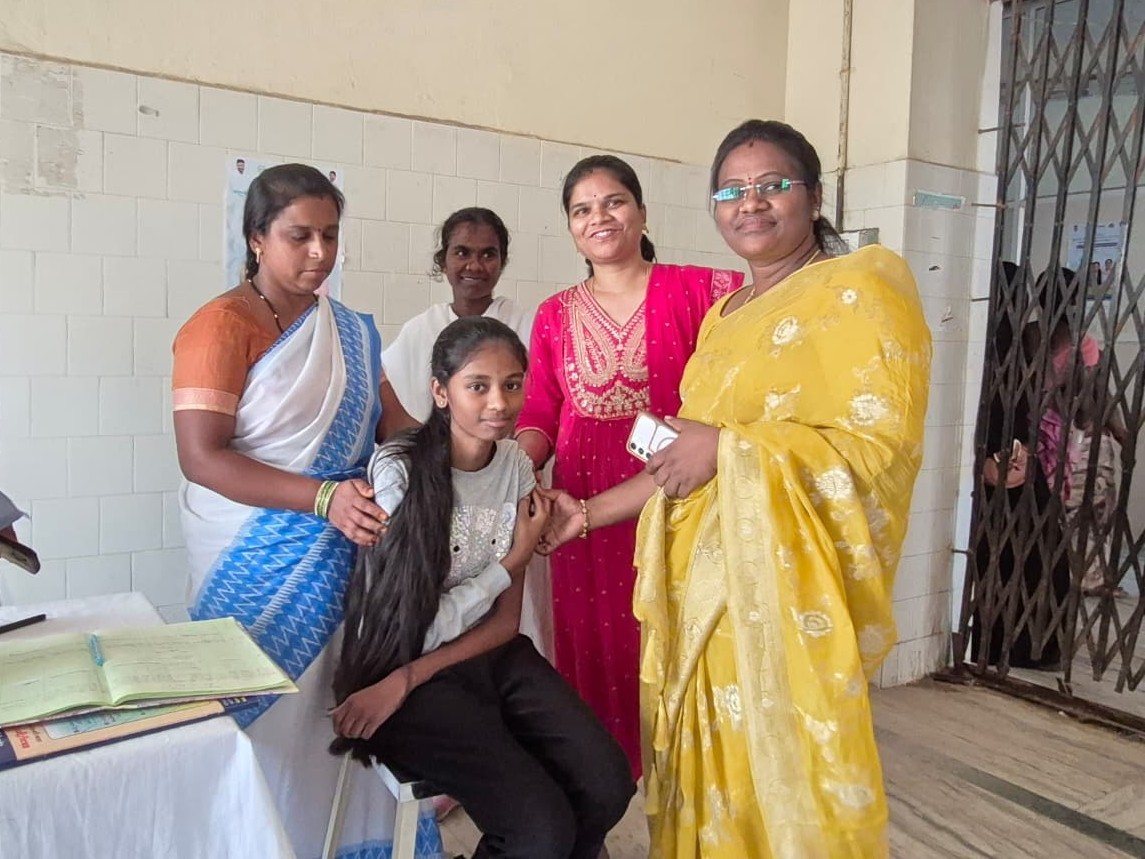 కూతురికి HPV టీకా వేయించిన మేయర్