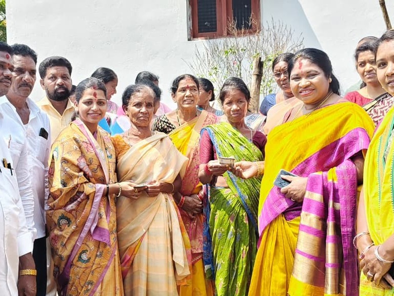 పెన్షన్లను పంపిణీ చేసిన ఎమ్మెల్సీ