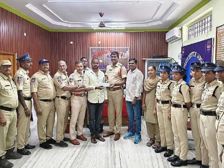 బాధిత కుటుంబానికి పోలీసుల ఆర్థిక సహాయం