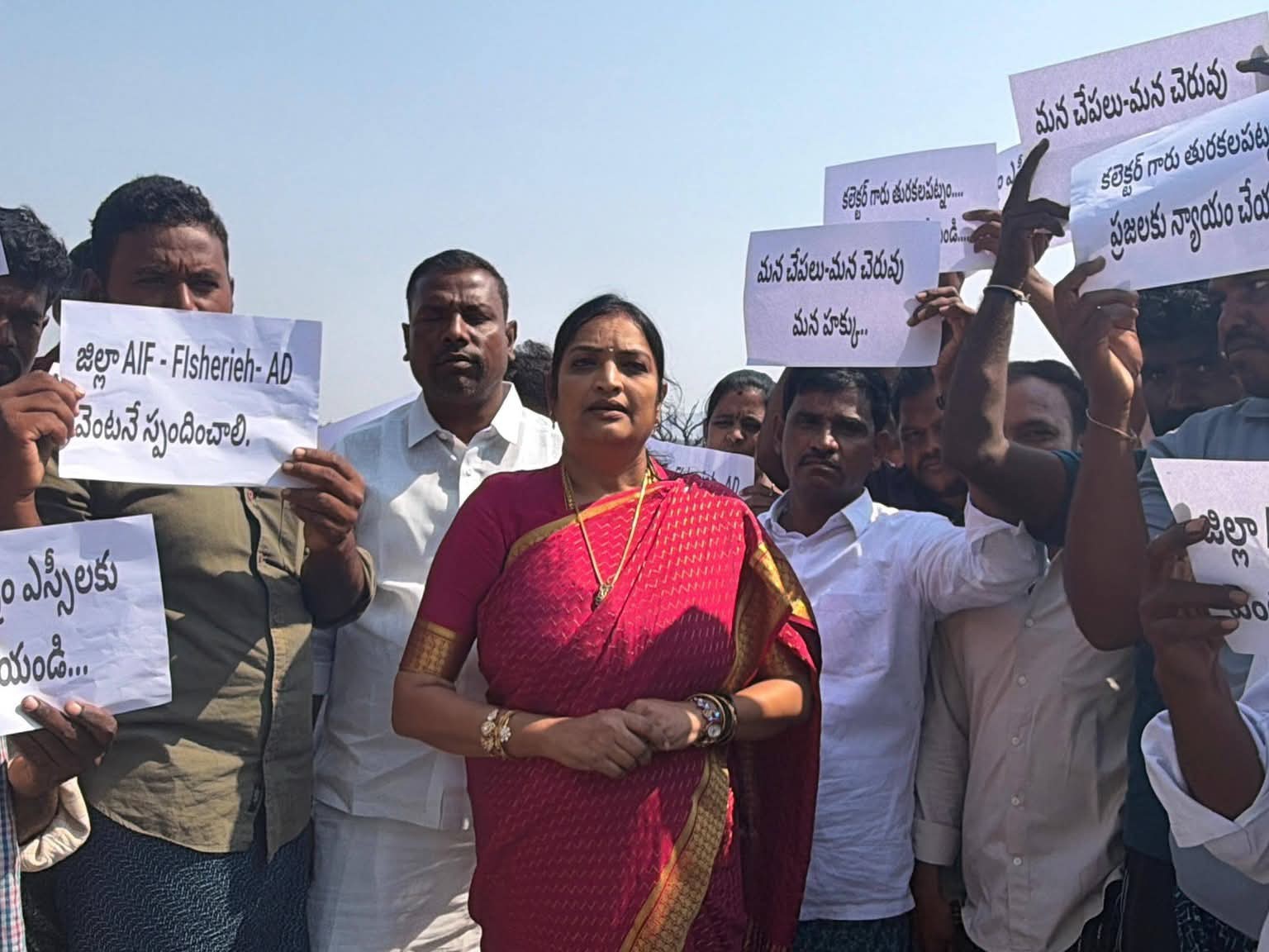 ‘రెండు గ్రామాల మధ్య చిచ్చు మంత్రి పెడుతున్నారు’