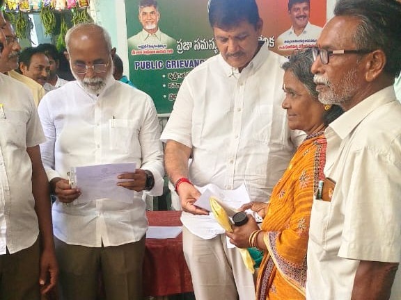 14 స్పౌజ్ పెన్షన్లు పంపిణీ చేసిన ఎమ్మెల్యే