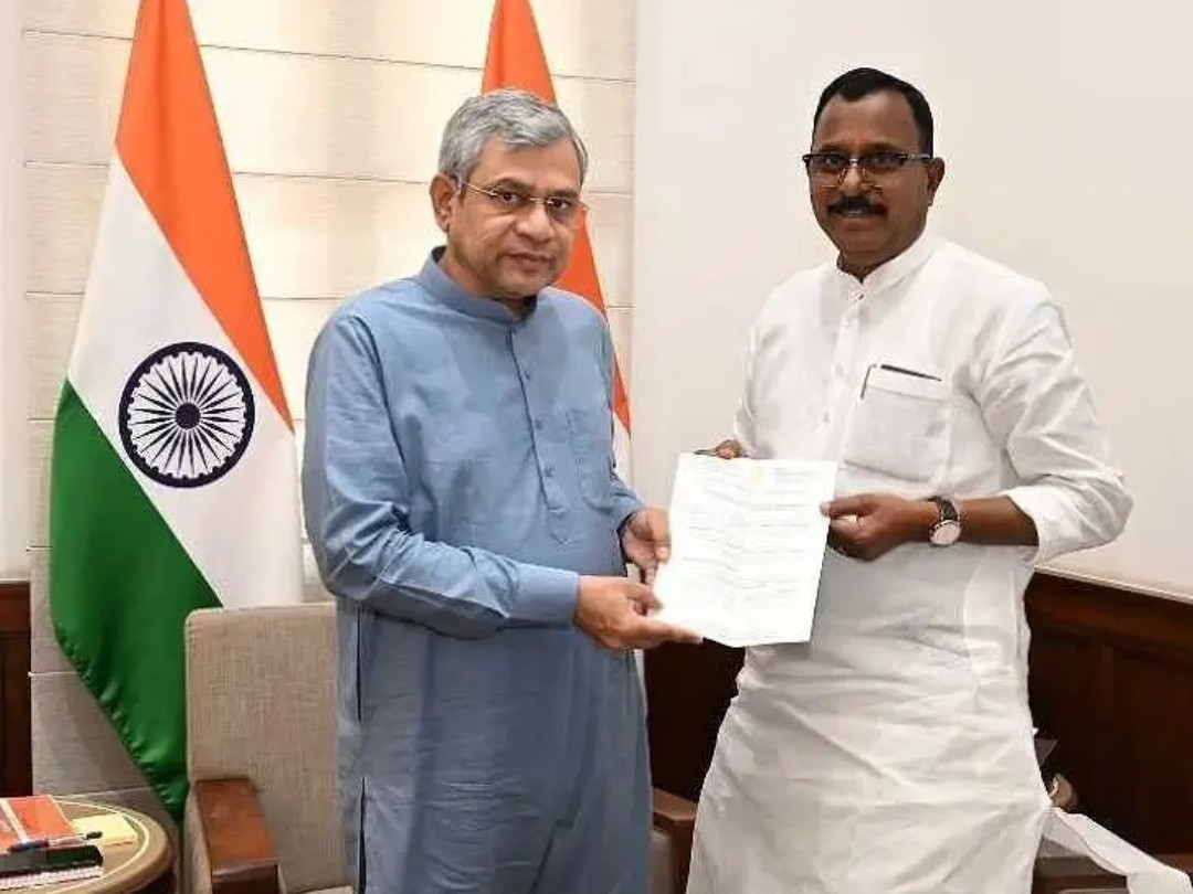 కేంద్ర రైల్వే మంత్రితో మల్లు రవి భేటీ