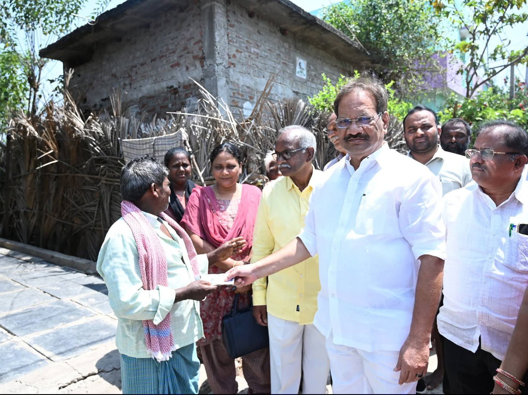 బూతుమల్లిలో ఎన్టీఆర్ భరోసా పింఛన్ల పంపిణీ