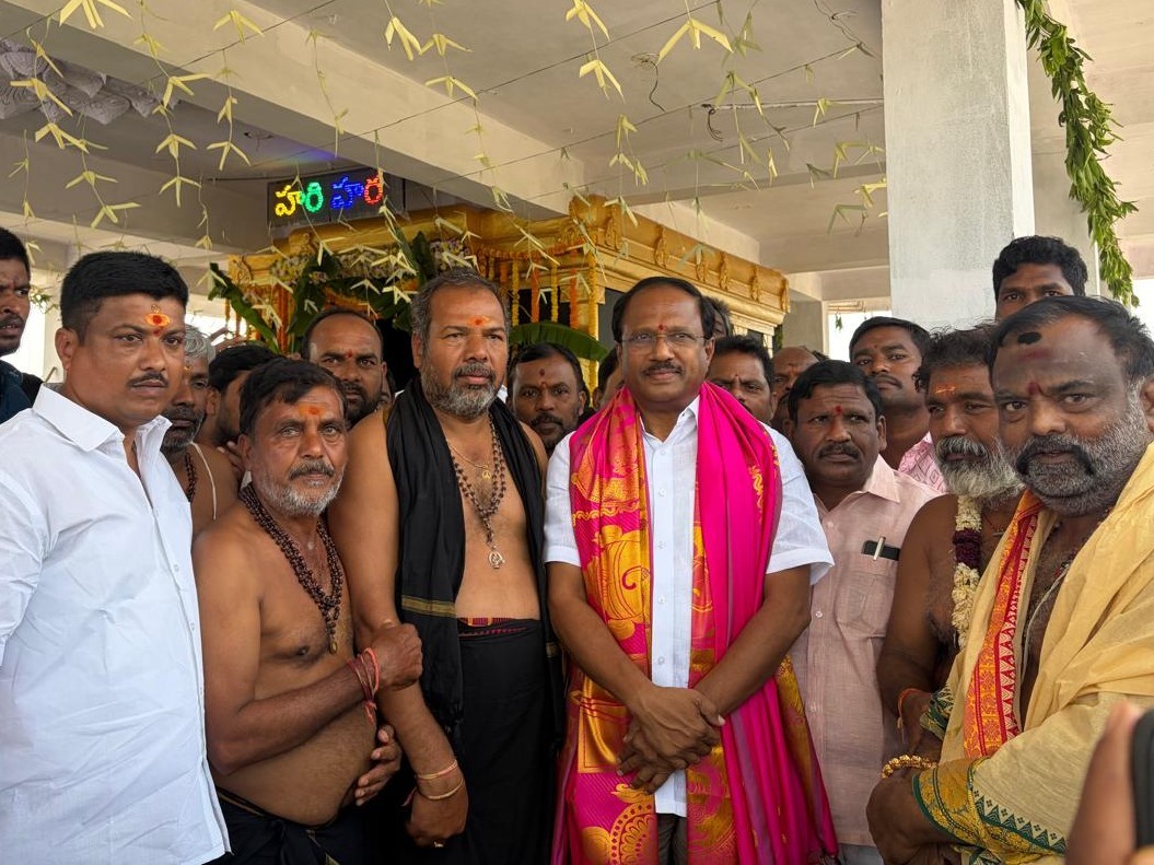 విగ్రహ ప్రతిష్ట కార్యక్రమానికి హాజరైన మాజీమంత్రి