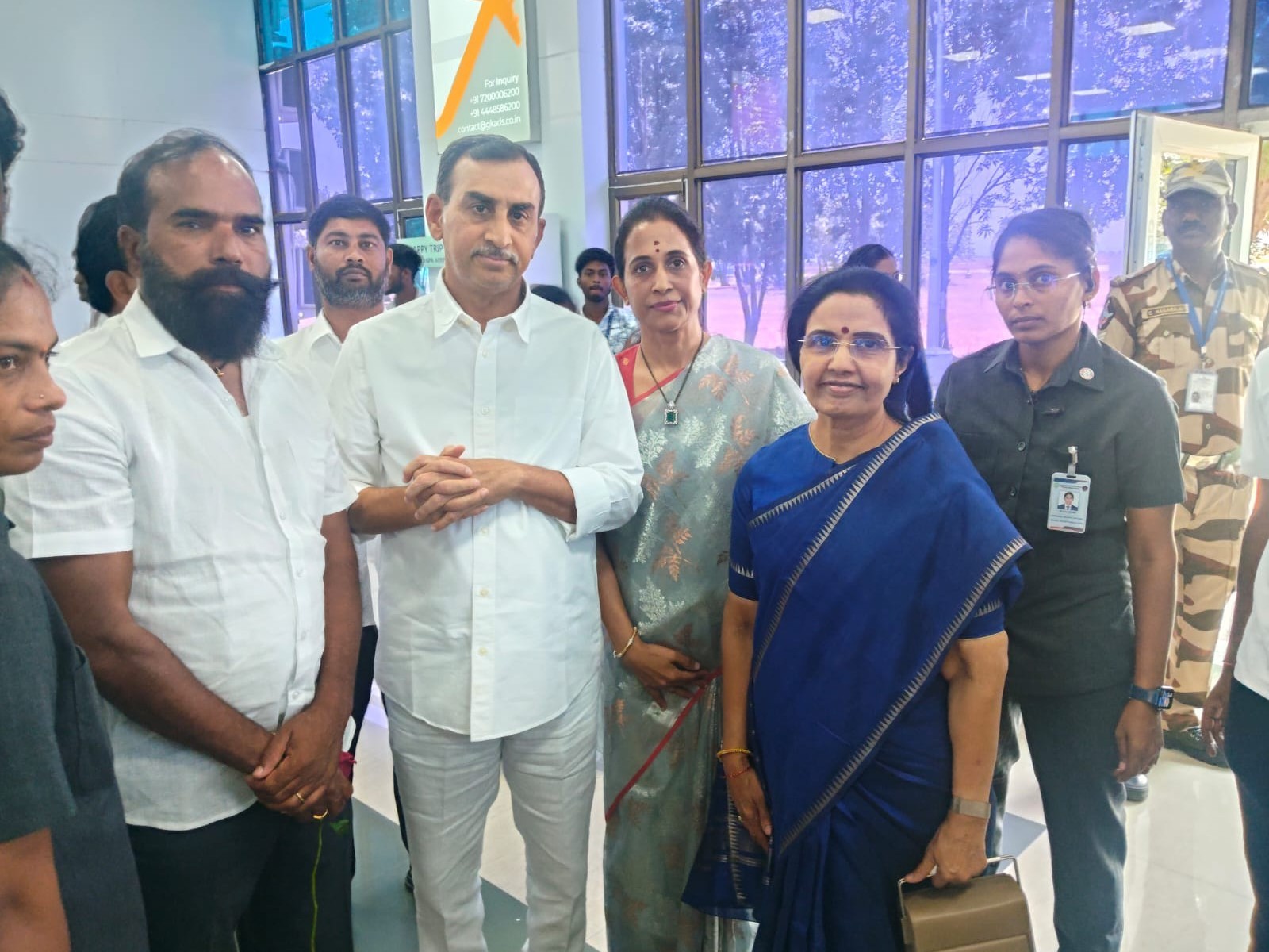 కడప ఎయిర్‌పోర్ట్‌లో నారా భువనేశ్వరి గారికి ఘన స్వాగతం