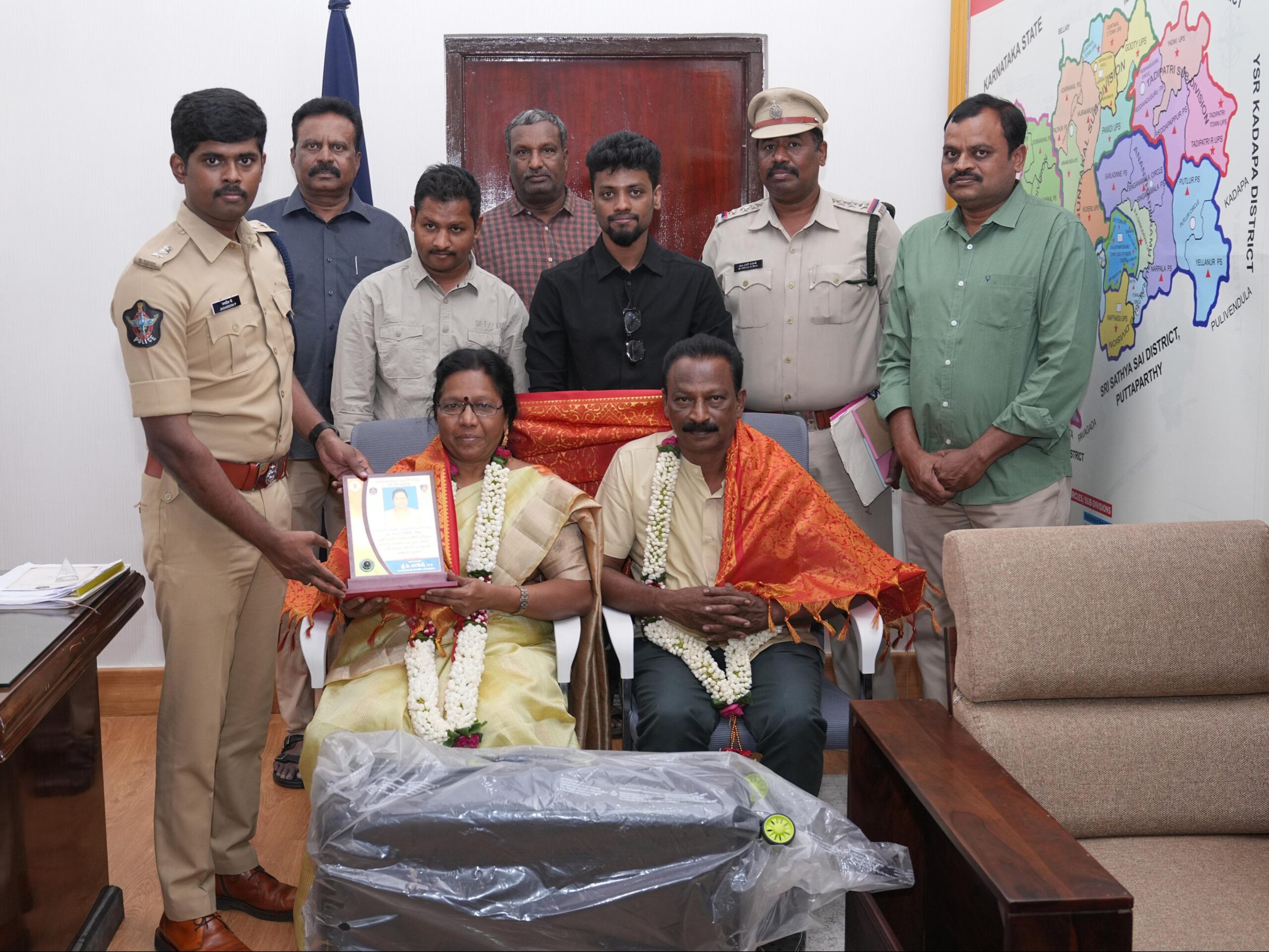 పదవీ విరమణ పొందిన పోలీసులకు ఎస్పీ సన్మానం