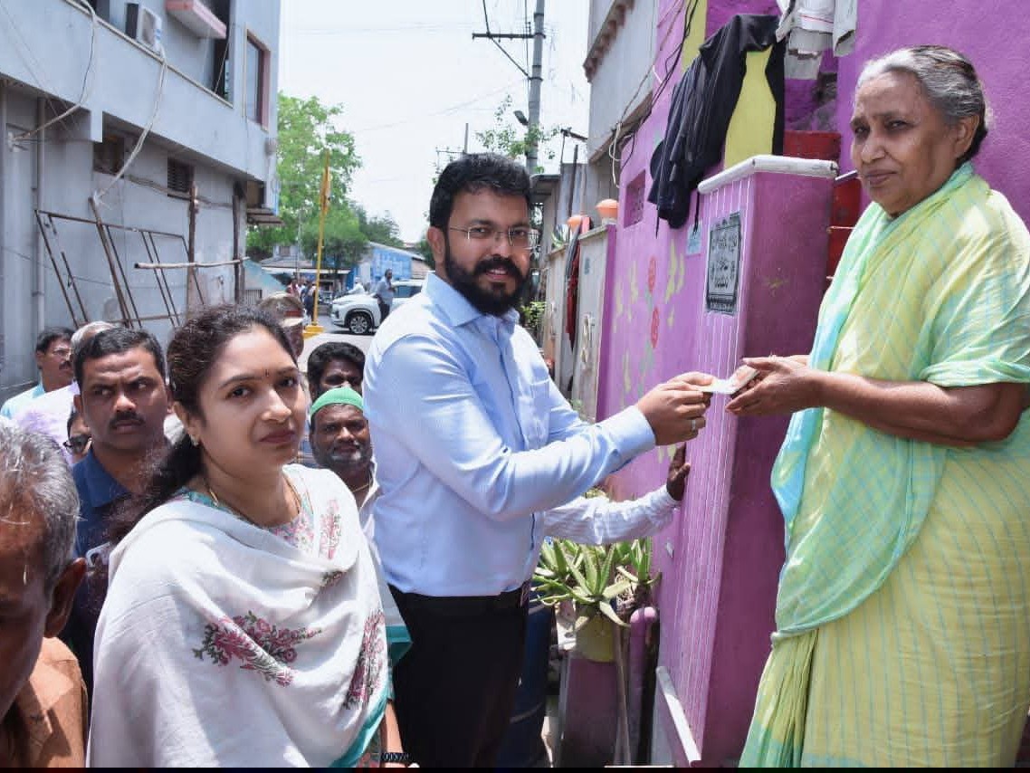 పింఛన్లు పంపిణీ చేసిన నూతన కలెక్టర్