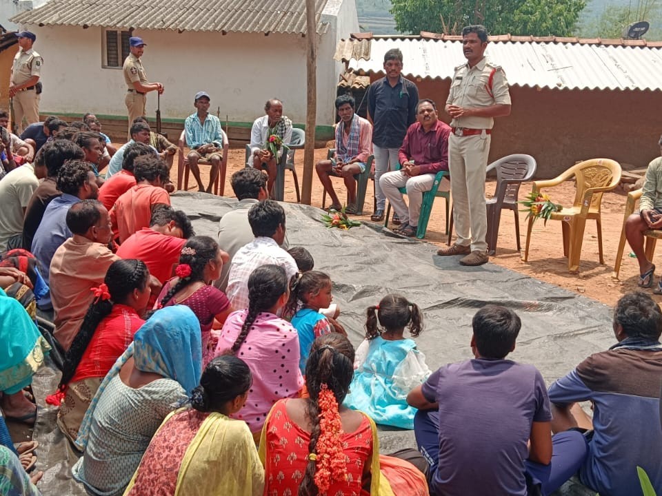 మారుమూల గ్రామంలో కార్డన్ సెర్చ్