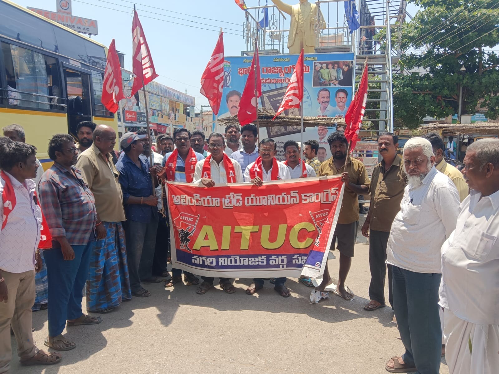 ‘లేబర్ కోడ్స్ వల్ల కార్మికుల హక్కులు దెబ్బతింటాయి’