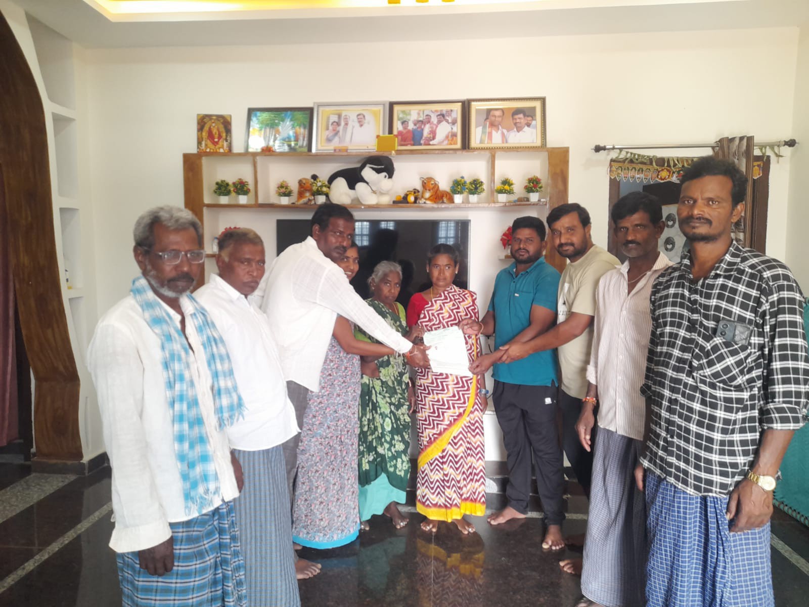 దత్తప్ప గూడెం వాసుకి సీఎం రిలీఫ్ ఫండ్ అందజేత