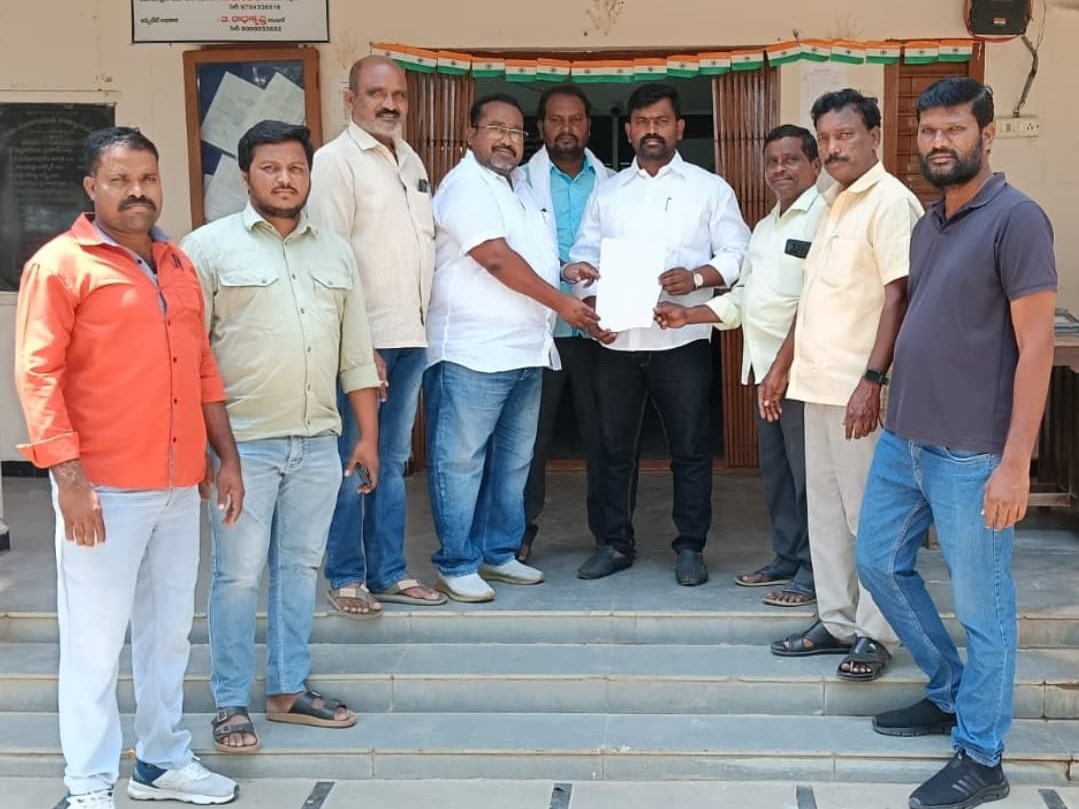 మున్సిపల్ ఛైర్మన్‌కు వినతిపత్రం అందజేత