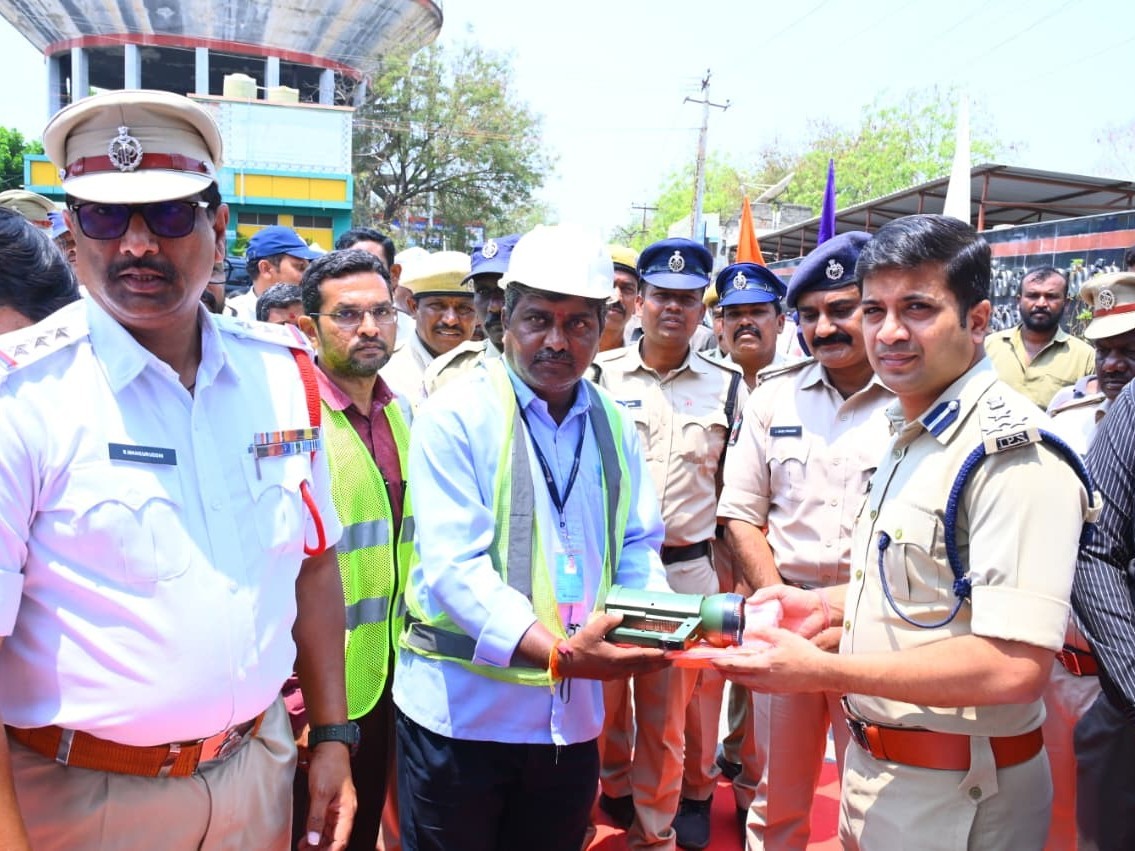 రోడ్డు  భద్రతకు ఆధునిక పరికరాల పంపిణీ
