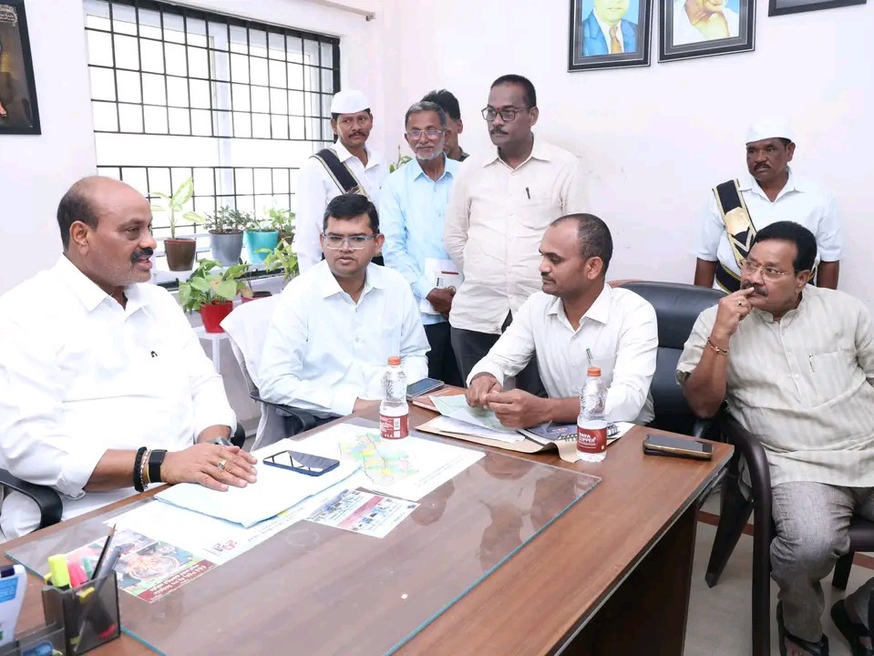 డిగ్రీ కళాశాల ఏర్పాటుపై మంత్రి సమీక్ష