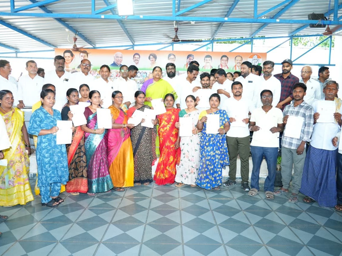 సీఎం రిలీఫ్ ఫండ్ చెక్కులను పంపిణీ చేసిన మంత్రి