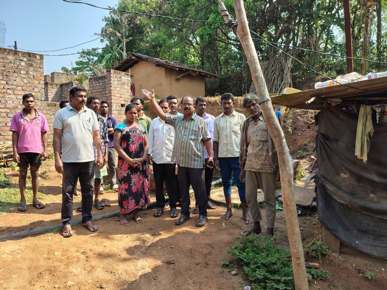 ‘బిల్లులు చెల్లించక మొండి గోడలకే పరిమితం’