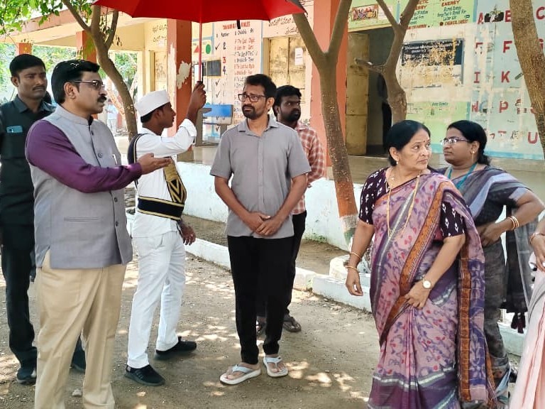 పాఠశాలను ఆకస్మికంగా తనిఖీ చేసిన కలెక్టర్