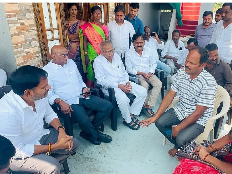 బాధితులకు ధైర్యం చెప్పిన మాజీ ఎమ్మెల్యే, RS ప్రవీణ్