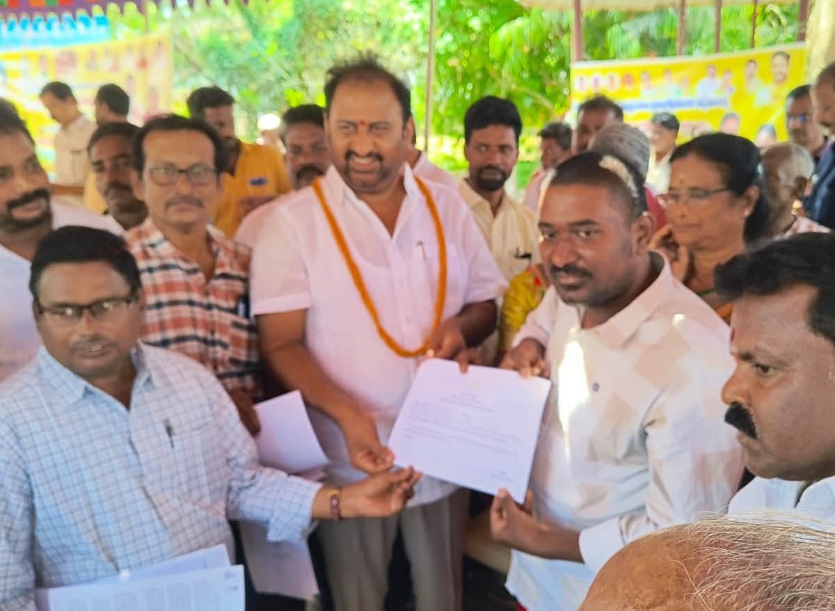 ఉచిత విద్యుత్ ఉత్తర్వులను అందజేసిన ఎమ్మెల్యే