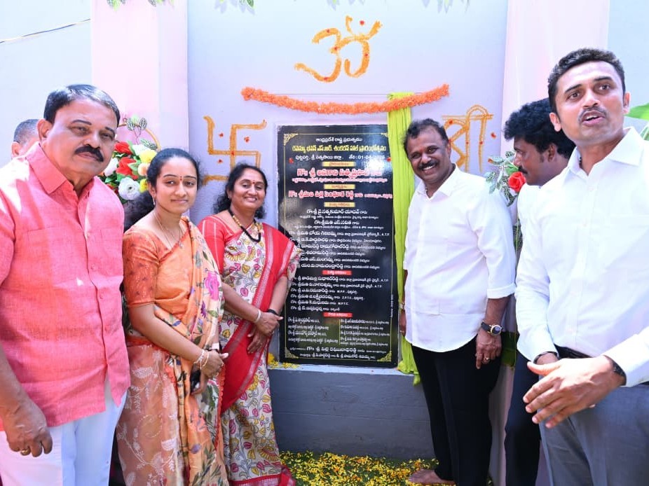 నూతన రెవెన్యూ భవనాన్ని ప్రారంభించిన మంత్రులు