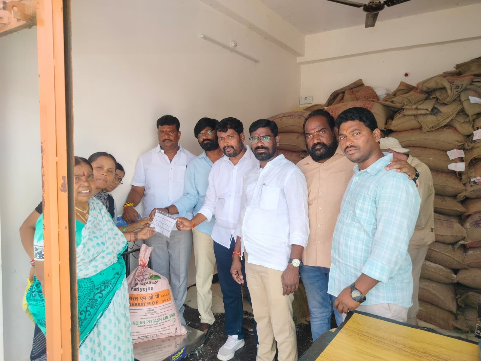 రేషన్ బియ్యం పంపిణీని ప్రారంభించిన కౌన్సిలర్లు