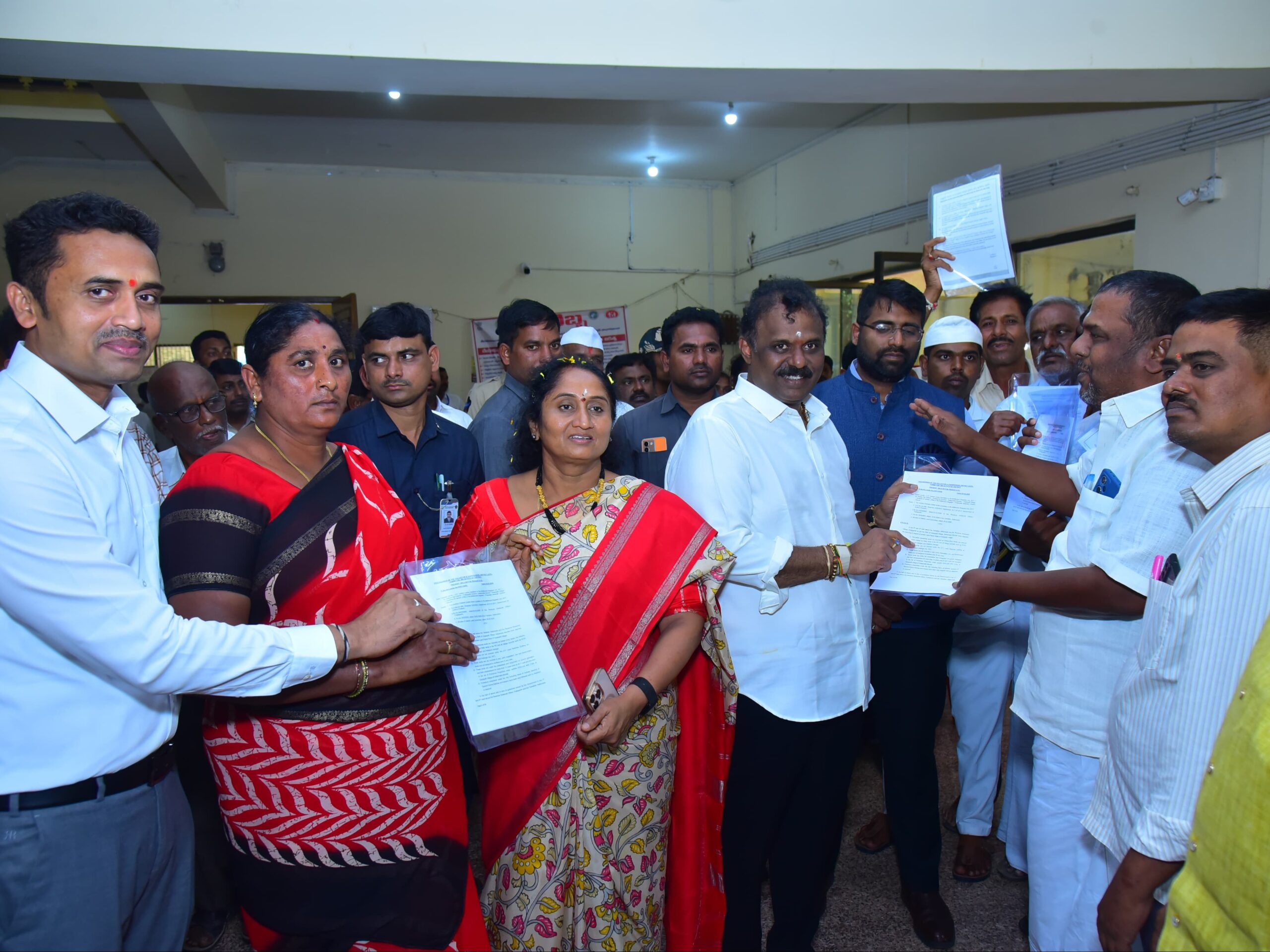 రైతులకు భూముల పట్టాలను అందజేసిన మంత్రులు