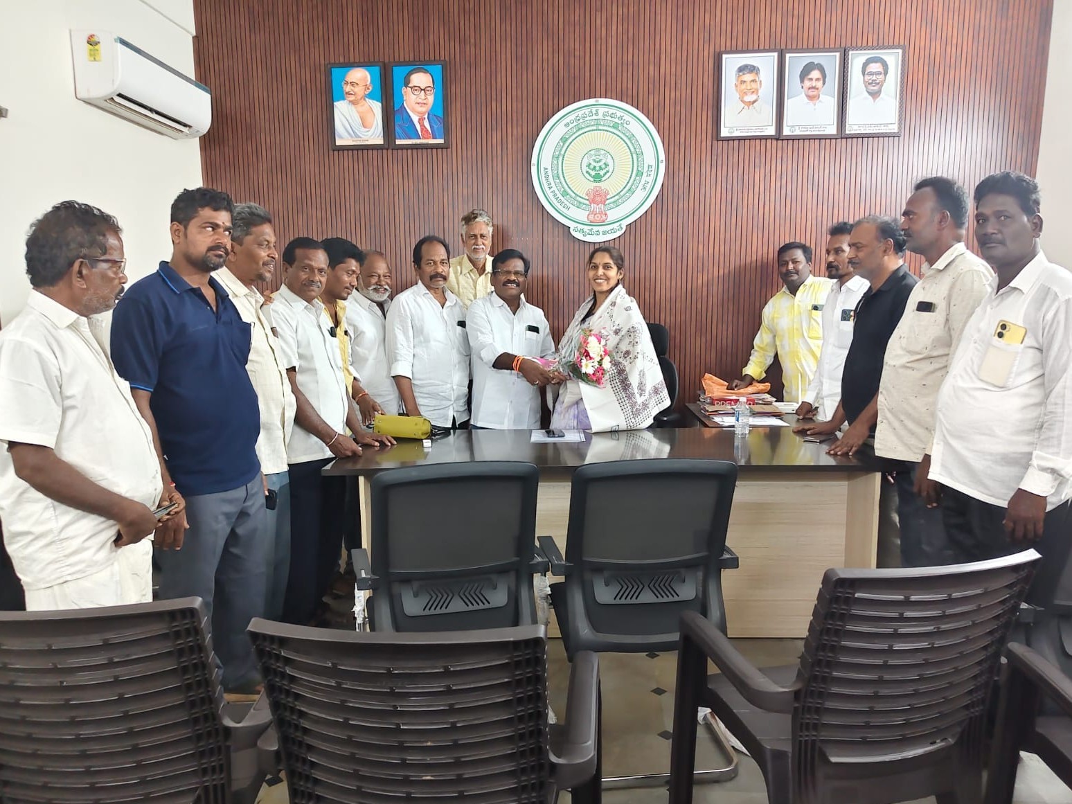 నూతన ఎంపీడీఓకి ఘన సన్మానం