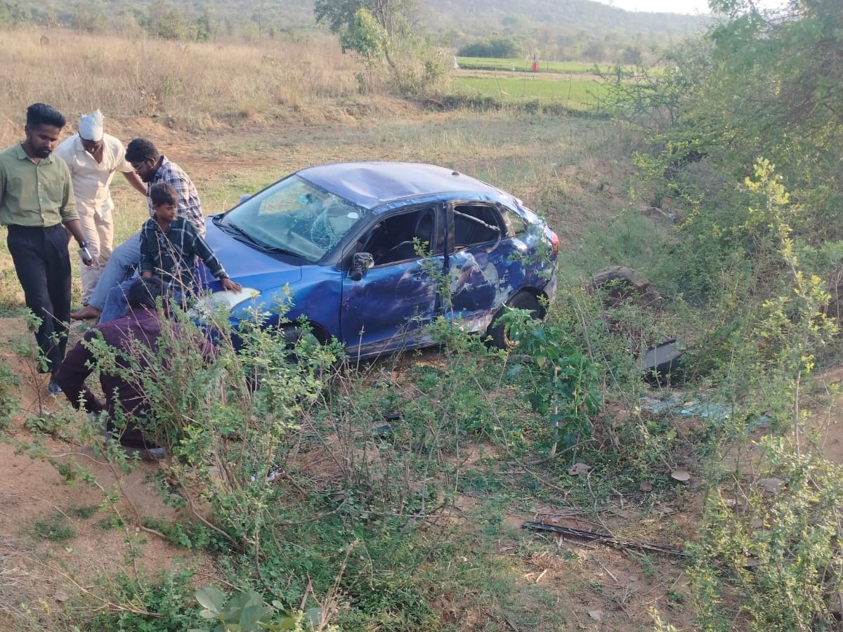 విద్యుత్ స్తంభాన్ని ఢీకొట్టి కారు బోల్తా