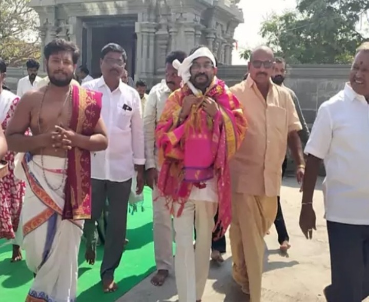 శ్రీ లక్ష్మీ వేంకటేశ్వర స్వామిని దర్శించుకున్న MLA
