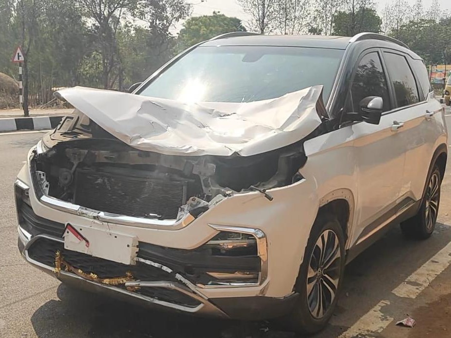 బైక్‌ను ఢీకొట్టిన కారు