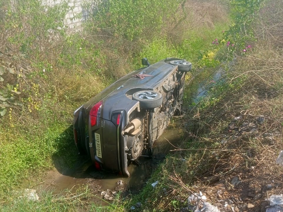 కారు బోల్తా.. ఇద్దరికి స్వల్ప గాయాలు