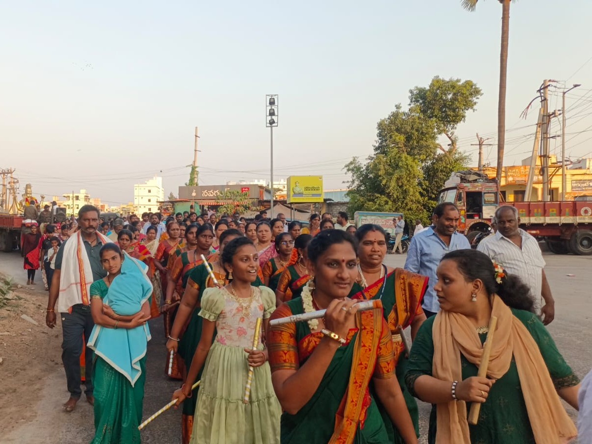 యనమలకుదురులో ఘనంగా గిరి ప్రదక్షిణ