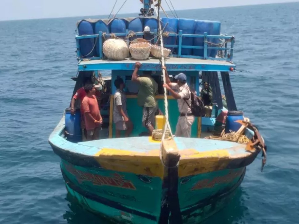 తమిళనాడు బోటును సీజ్ చేసిన కృష్ణపట్నం అధికారులు