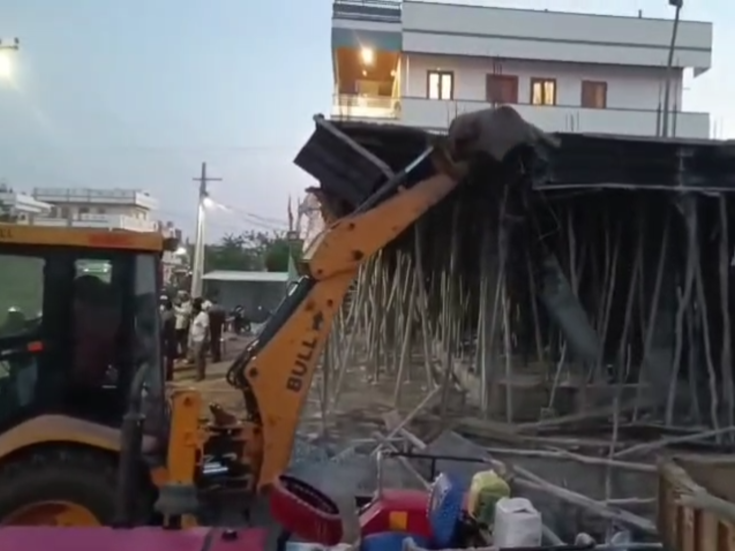 మచిలీపట్నంలో తీవ్ర ఉద్రిక్తత